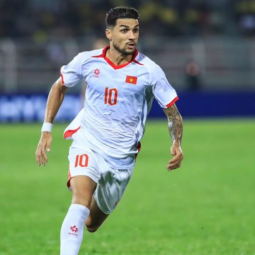 Hoàng Hên ra mắt tuyển Việt Nam trong chiến thắng 3-0 trước Bangladesh trên sân Hàng Đẫy ngày 26/3. Anh đã có 9 lần khoác áo tuyển Việt Nam. Việc được trao áo số 10 cũng chứng tỏ sự kỳ vọng dành cho cầu thủ có nhiệm vụ tổ chức và sáng tạo trong đội hình của HLV Kim Sang-sik.