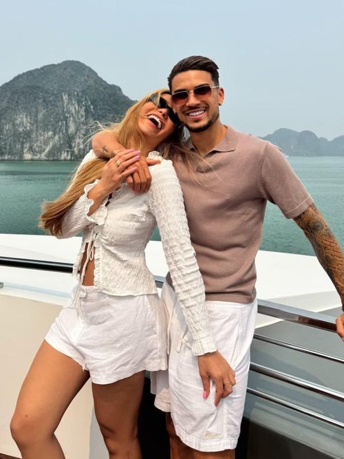 Lais Machado là người Brazil và bắt đầu hẹn hò với Hoàng Hên từ tháng 9/2023. Cô kín tiếng, hạn chế chia sẻ thông tin về công việc và đời tư nhưng thường xuất hiện bên cạnh nam cầu thủ trong những dịp quan trọng. Lais sinh sống tại Việt Nam, nhiều lần đến sân cổ vũ bạn trai thi đấu cho câu lạc bộ lẫn đội tuyển.