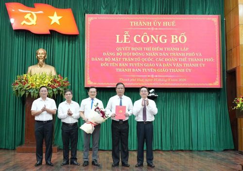 Thường trực Thành ủy Huế trao quyết định thí điểm thành lập Đảng bộ HĐND TP. Huế.