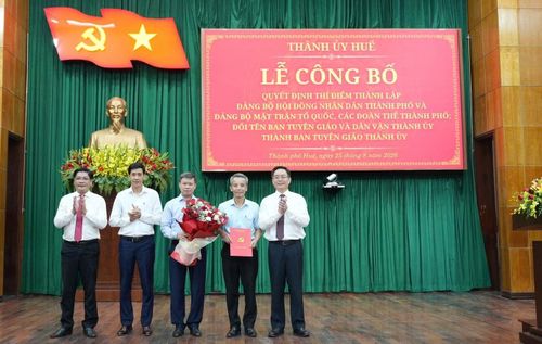 Trao quyết định đổi tên Ban Tuyên giáo và Dân vận Thành ủy thành Ban Tuyên giáo Thành ủy Huế.
