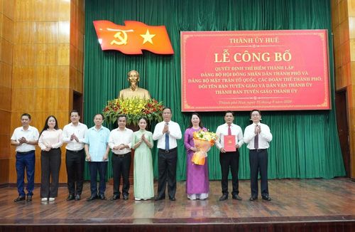 Trao quyết định thí điểm thành lập Đảng bộ Mặt trận Tổ quốc, các đoàn thể TP. Huế.
