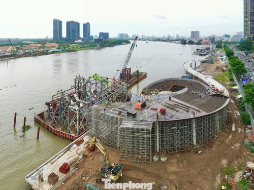 Nhịp cầu sẽ được vận chuyển bằng đường thủy từ khu vực Vũng Tàu về công trường, sau đó lắp đặt lên hai mố cầu đang được xây dựng ở hai bên bờ sông Sài Gòn.