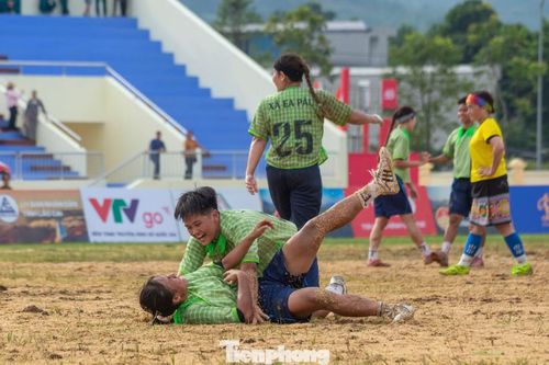 Đội bóng đá nữ Ea Păl cho thấy sức mạnh vượt trội trên hàng công và liên tục gây sức ép lên khung thành đối phương.