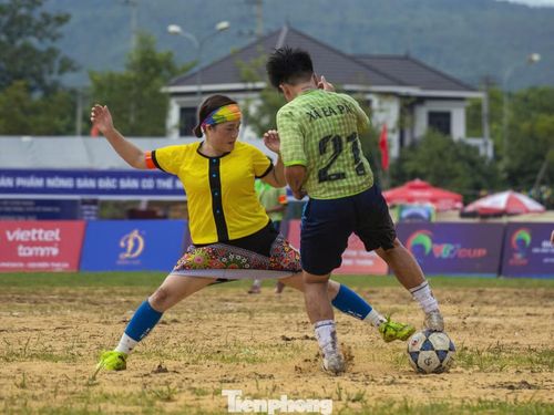 Đội Ea Păl (Đắk Lắk) gồm các cầu thủ thuộc dân tộc Ê Đê, Nùng, Mường và sẽ xuất hiện trên sân trong bộ trang phục dân tộc Ê Đê.