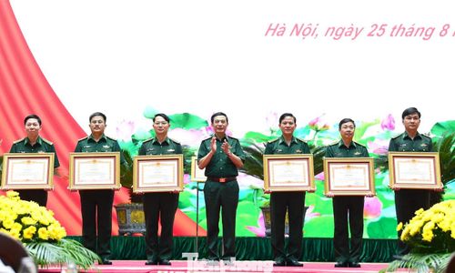 Đại tướng Phan Văn Giang trao Bằng khen của Thủ tướng Chính phủ tặng các tập thể, cá nhân.