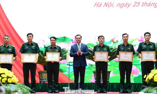 Ông Nguyễn Đình Khang - Bộ trưởng Bộ Dân tộc và Tôn giáo trao khen thưởng tặng các tập thể, cá nhân. (Ảnh: Xuân Tùng)