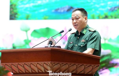 Đại tá Trương Minh Đức báo cáo tại hội nghị. (Ảnh: Xuân Tùng)