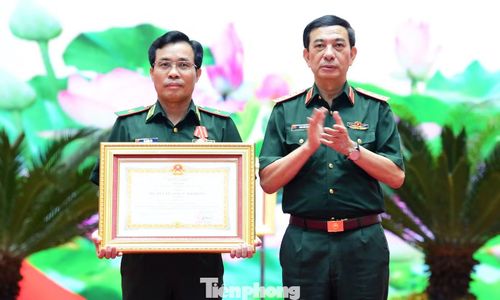 Đại tướng Phan Văn Giang trao Huân chương Lao động hạng Ba của Chủ tịch nước tặng Thiếu tướng Vũ Quốc Ân. Ảnh: Xuân Tùng