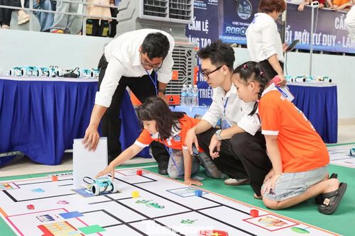 Các phần thi đấu robot đối kháng hấp dẫn.