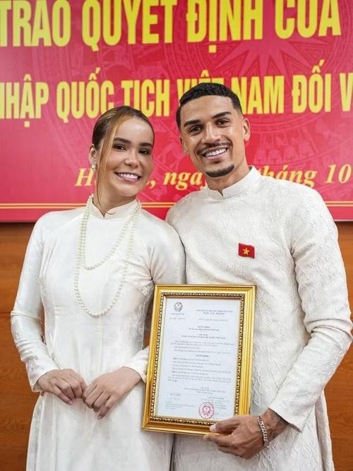 Ngày 17/10/2025, Lais mặc áo dài trắng, cùng Hoàng Hên tham dự lễ trao quyết định nhập quốc tịch Việt Nam tại Sở Tư pháp Hà Nội. Trong dấu mốc đặc biệt, hai người lựa chọn trang phục áo dài truyền thống Việt Nam. Hoàng Hên cài huy hiệu cờ đỏ sao vàng và trang trọng đón nhận quyết định trở thành công dân Việt Nam.
