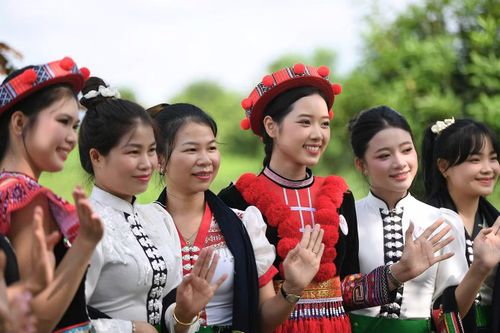 53 thí sinh nhận được sự chào đón nhiệt tình của bà con đồng bào vùng cao Tân Uyên.
