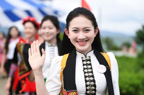 Các thí sinh chia sẻ sự háo hức khi lần đầu được tận mắt chứng kiến những đồi chè xanh mát, bạt ngàn, trải dài theo sườn đồi.