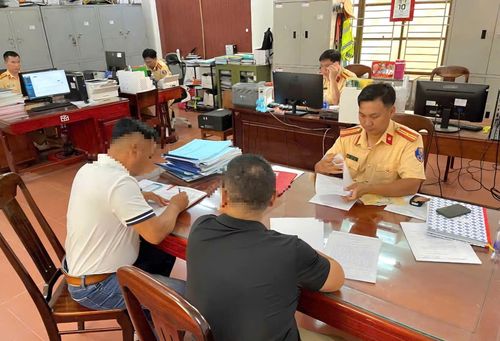 Cơ quan công an làm việc với ông Đ. Ảnh: Công an