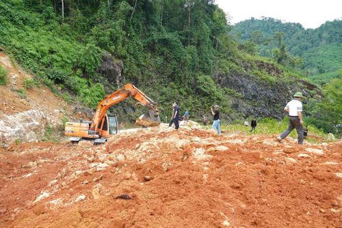 Lực lượng chức năng xuyên trưa khắc phục điểm sạt lở, sớm thông tuyến Quốc lộ 48.