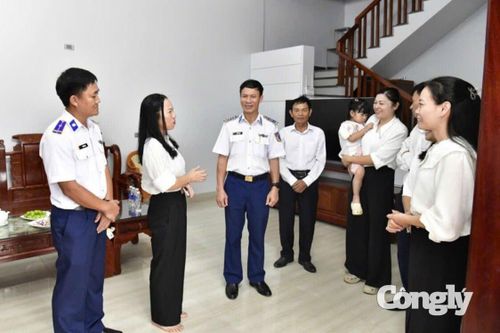 Đại tá Trần Hồng Quế, Phó Chính ủy Vùng Cảnh sát biển 2, cùng các đại biểu thăm, chúc mừng gia đình Thiếu tá QNCN Trần Kim Ba trong căn nhà mới.