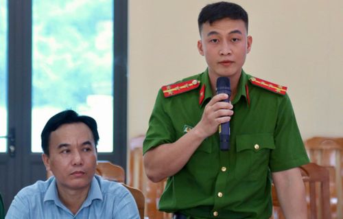 Đại diện Công an xã Môn Sơn trao đổi về công tác bảo đảm an ninh, trật tự, góp phần tạo môi trường sống an toàn cho người dân.