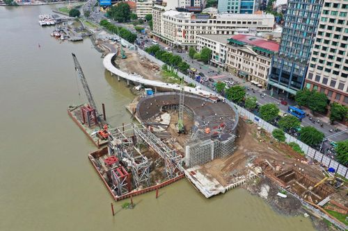 Công trường thi công cầu đi bộ qua sông Sài Gòn. Ảnh: Hoàng Tuyết