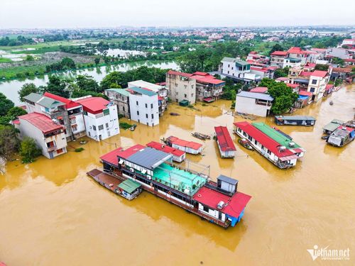 Nước lũ bao phủ nhiều tuyến đường, việc đi lại của người dân bị ảnh hưởng nghiêm trọng