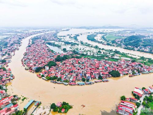 Nhiều ngôi nhà tại khu vực ven sông Cầu bị nước lũ bao quanh