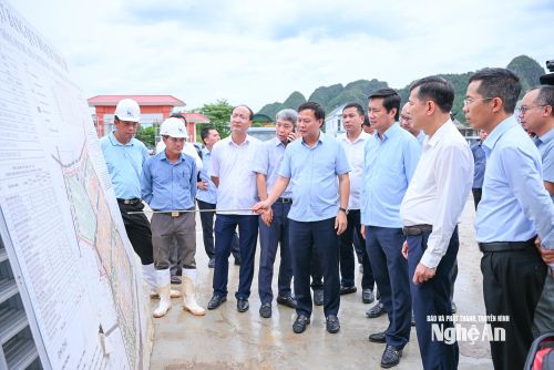 Đoàn công tác Bộ Xây dựng nghe giới thiệu về tiến độ xây dựng Trường phổ thông nội trú liên cấp Tiểu học và THCS Anh Sơn. Ảnh: Thành Cường