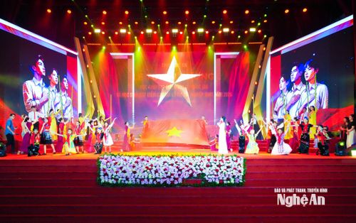 Tiết mục văn nghệ tại Chương trình lễ tuyên dương. Ảnh: Mai Hoa