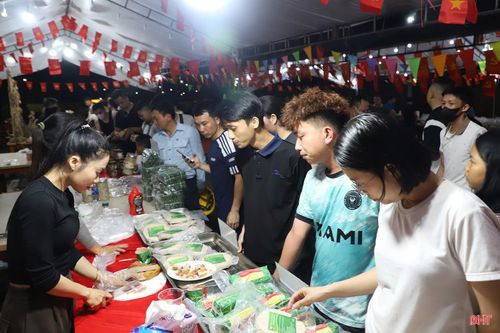 Hội chợ thu hút sự quan tâm của đông đảo người lao động tại Formosa Hà Tĩnh và các nhà thầu tại KKT Vũng Áng.
