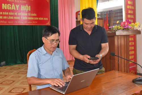 Ông Trần Ngọc Lý ứng dụng công nghệ thông tin, chuyển đổi số trong giải quyết công việc chung của thôn.