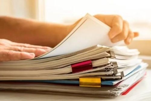Các văn bản, quyết định và giấy tờ được sắp xếp, phân loại và lưu trữ theo từng hồ sơ. (Ảnh minh họa)