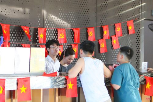  Du khách làm thủ tục nhận phòng tại khách sạn Mường Thanh Luxury Xuân Thành. 