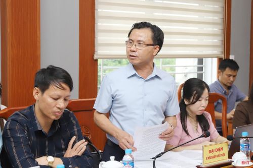 Đồng chí Lê Ngọc Huấn - Giám đốc Sở NN&MT báo cáo một số nội dung được đồng chí Bí thư Tỉnh ủy giao giải quyết.