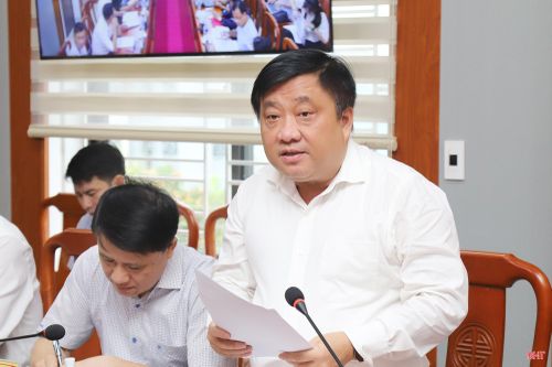 Đồng chí Phạm Xuân Phú - Phó Trưởng ban Nội chính Tỉnh ủy báo cáo kết quả thực hiện ý kiến chỉ đạo của Bí thư Tỉnh ủy tại các phiên tiếp công dân định kỳ.