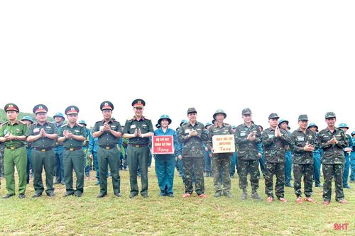  Kết thúc thực binh, đại diện lãnh đạo Bộ CHQS tỉnh và lãnh đạo phường Nam Hồng Lĩnh đã tặng quà động viên cán bộ, chiến sĩ, dân quân hoàn thành nhiệm vụ diễn tập. 
