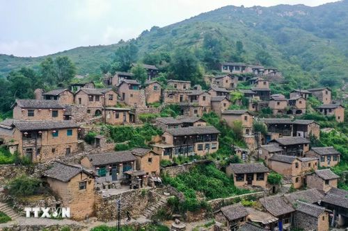 Những ngôi nhà xếp tầng trên sườn núi tại làng Dapin ở thành phố Dương Tuyền, tỉnh Sơn Tây, Trung Quốc. (Ảnh: THX/TTXVN phát)