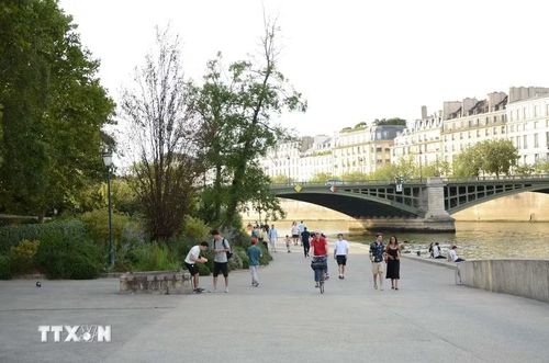 Không gian đi bộ ven sông Seine là nơi người dân và du khách tản bộ, đạp xe và thư giãn. (Ảnh: Hữu Chiến/TTXVN)