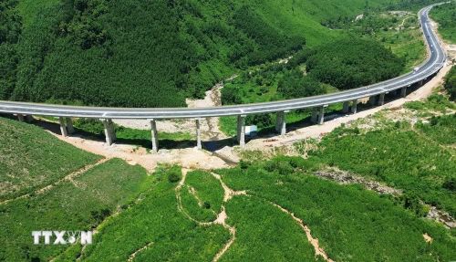 Tuyến đường cao tốc đoạn La Sơn-Hòa Liên uốn lượn qua địa hình đồi núi phức tạp của Vườn Quốc gia Bạch Mã nối giữa Huế và Đà Nẵng với cảnh quan thiên nhiên hùng vĩ. (Ảnh: Quốc Khánh/TTXVN)