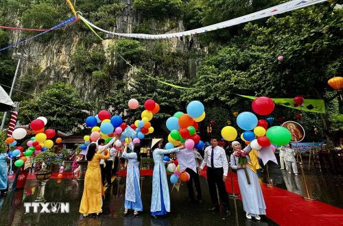 Thả bóng bay cầu nguyện hòa bình tại Lễ hội Vu Lan báo hiếu. (Ảnh: Trần Lê Lâm/TTXVN)