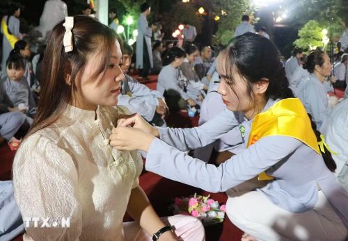 Nghi thức cài hoa tại Lễ Vu Lan ở Tổ đình Tường Vân, phường Thủy Xuân, thành phố Huế. (Ảnh: Nguyên Lý/TTXVN)