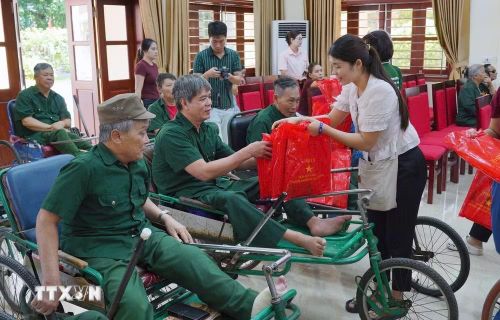 Tặng quà thương binh tại Trung tâm điều dưỡng thương binh Duy Tiên. (Ảnh: Nguyễn Chinh/TTXVN)