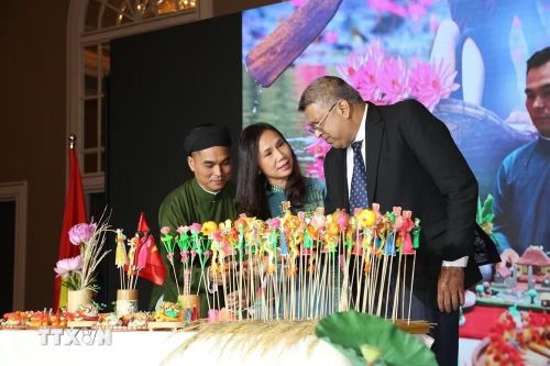 Nghệ nhân Việt Nam Đặng Đình Thường cùng Đại sứ Trịnh Thị Tâm và Bộ trưởng Tư pháp và Hòa giải Quốc gia Sri Lanka Harshana Nanayakkara bên các tác phẩm tò he. (Ảnh: TTXVN phát)