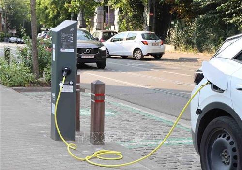 Xe điện sạc tại trạm sạc. Ảnh minh hoạ: TTXVN