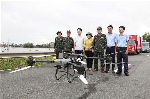 Các phương án cứu hộ, cứu nạn bằng thiết bị bay không người lái tại khu vực thường xuyên xảy ra ngập lụt ở thành phố Đà Nẵng được triển khai. Ảnh: TTXVN phát