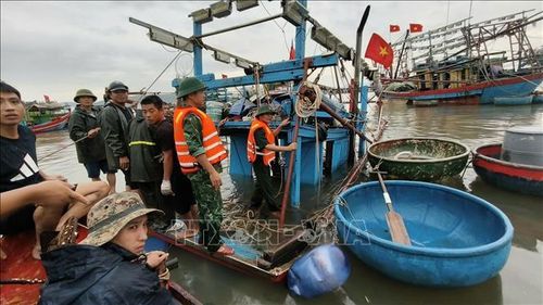 Bộ đội biên phòng cửa khẩu cảng Nghi Sơn cùng lực lượng chức năng, Tổ đoàn kết trên biển cùng chủ tàu và các ngư dân trong khu vực đã nhanh chóng có mặt tại hiện trường, phối hợp hỗ trợ trục vớt tài sản, đồng thời lai dắt phương tiện vào gần bờ để xử lý và khắc phục hậu quả. Ảnh: TTXVN phát