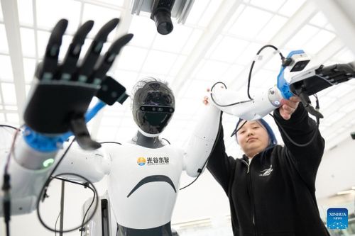 Nhân viên kiểm tra robot tại một trung tâm đổi mới robot hình người ở Vũ Hán, tỉnh Hồ Bắc, Trung Quốc, ngày 4/12/2025. Ảnh: Tân Hoa xã