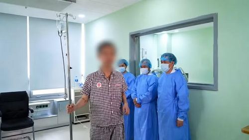 Bệnh nhân được ghép tim lần 2 đã tập đi. Ảnh: Lan Hương.