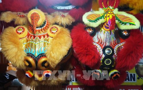 Đầu lân cỡ lớn rực rỡ sắc màu ở cơ sở anh Trương Như Rem, phường Phú Xuân, thành phố Huế. Ảnh: Nguyên Lý - TTXVN