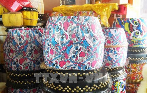 Trống cỡ lớn được trang trí đẹp mắt, món đồ không thể thiếu trong bộ múa lân, ở cơ sở anh Trương Như Rem, phường Phú Xuân, thành phố Huế. Ảnh: Nguyên Lý - TTXVN