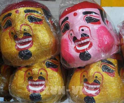 Mặt lạ ngộ nghĩnh, món đồ không thể thiếu để múa lân ở cơ sở anh Trương Như Rem, phường Phú Xuân, thành phố Huế. Ảnh: Nguyên Lý - TTXVN
