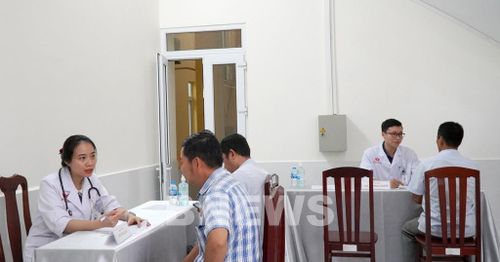 Các Bác sĩ Bệnh viện Đa khoa Quốc tế S.I.S Cần Thơ khám và tư vấn bảo sóc sức khỏe cho người dân xã Gò Quao. Ảnh: Văn Sĩ-TTXVN