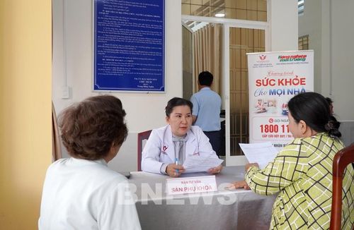 Bác sĩ CKII Phan Trịnh Minh Hiếu, Phó Giám đốc Bệnh viện Đa khoa Quốc tế S.I.S Cần Thơ khám và tư vấn bảo sóc sức khỏe cho người dân xã Gò Quao. Ảnh: Văn Sĩ TTXVN