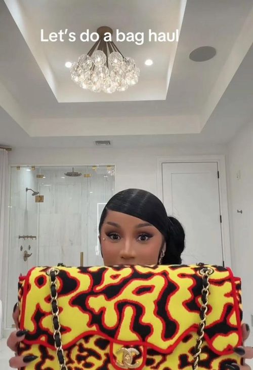 Món đồ đầu tiên được Cardi B giới thiệu là túi Chanel Maxi Flap Bag có giá 8.500 USD.